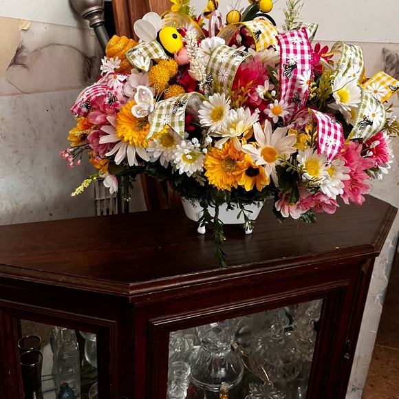 BEAUTIFUL SPRING FLORAL ARRANGEMENT - Picture 9 of 9